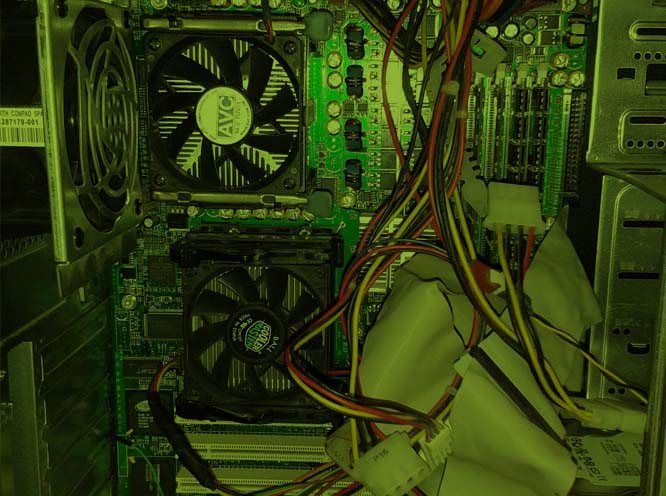 Técnico realizando manutenção preventiva em computadores